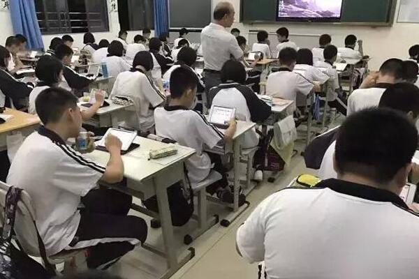 師生人手一臺(tái)平板電腦 ,這樣的課堂你上過(guò)嗎？